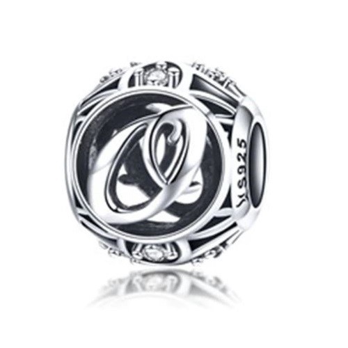 Strieborné písmeno O s pôvabnými kryštálmi