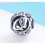 Strieborné písmeno O s pôvabnými kryštálmi