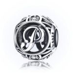 Strieborné písmeno P s pôvabnými kryštálmi