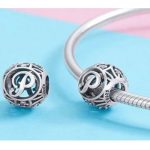 Strieborné písmeno P s pôvabnými kryštálmi