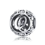 Strieborné písmeno Q s pôvabnými kryštálmi