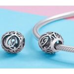 Strieborné písmeno Q s pôvabnými kryštálmi