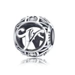 Strieborné písmeno V s pôvabnými kryštálmi