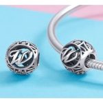 Strieborné písmeno W s pôvabnými kryštálmi