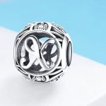 Strieborné písmeno X s pôvabnými kryštálmi