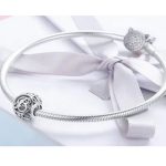 Strieborné písmeno B s pôvabnými kryštálmi