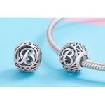 Strieborné písmeno B s pôvabnými kryštálmi