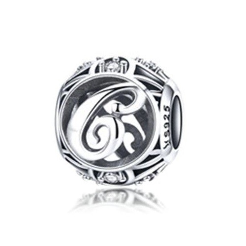 Strieborné písmeno C s pôvabnými kryštálmi