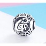 Strieborné písmeno C s pôvabnými kryštálmi