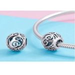 Strieborné písmeno E s pôvabnými kryštálmi