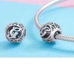 Strieborné písmeno G s pôvabnými kryštálmi