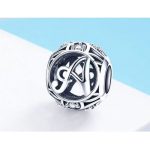 Strieborné písmeno A s pôvabnými kryštálmi