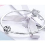 Strieborné písmeno A s pôvabnými kryštálmi