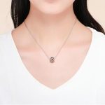 Strieborné písmeno A s pôvabnými kryštálmi