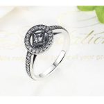 Strieborný prsteň v kruhu so štvorcovým motívom, veľkosť 8