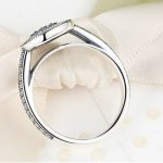 Strieborný prsteň v kruhu so štvorcovým motívom, veľkosť 8