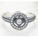 Strieborný prsteň v kruhu so štvorcovým motívom, veľkosť 7