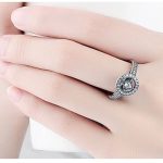 Strieborný prsteň v kruhu so štvorcovým motívom, veľkosť 7