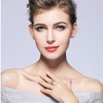 Strieborný prsteň v kruhu so štvorcovým motívom, veľkosť 7