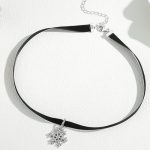 Krátky remienok na krk, čierny so strieborným príveskom snehovej vločky