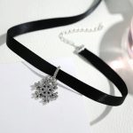 Krátky remienok na krk, čierny so strieborným príveskom snehovej vločky