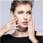 Krátky remienok na krk, čierny so strieborným príveskom snehovej vločky