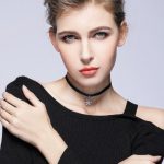 Krátky remienok na krk, čierny so strieborným príveskom snehovej vločky