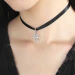 Krátky remienok na krk, čierny so strieborným príveskom snehovej vločky