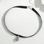 Krátky remienok na krk, čierny so striebornou korunkou