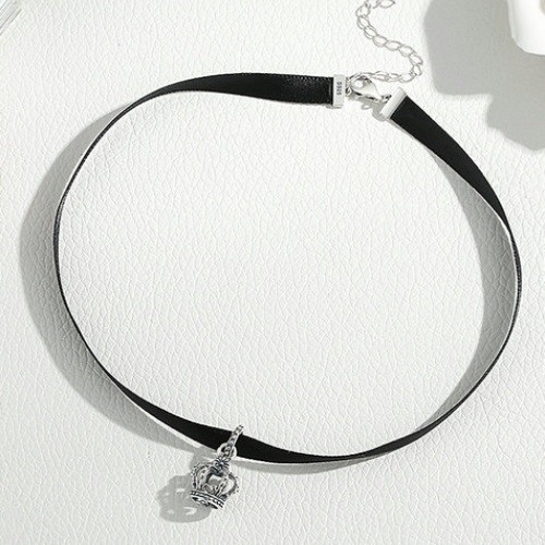 Krátky remienok na krk, čierny so striebornou korunkou