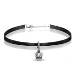 Krátky remienok na krk, čierny so striebornou korunkou