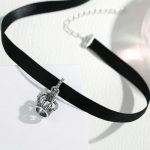 Krátky remienok na krk, čierny so striebornou korunkou