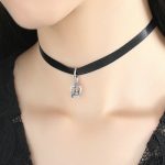 Krátky remienok na krk, čierny so striebornou korunkou