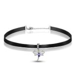 Krátky remienok na krk s čiernym strieborným príveskom vážka