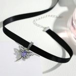 Krátky remienok na krk s čiernym strieborným príveskom vážka