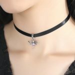 Krátky remienok na krk s čiernym strieborným príveskom vážka