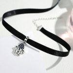 Krátky náhrdelník, čierny, so strieborným príveskom Hand of Fatima