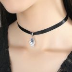 Krátky náhrdelník, čierny, so strieborným príveskom Hand of Fatima