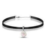 Krátky remienok na krk, čierny so strieborným príveskom kvetu