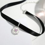 Krátky remienok na krk, čierny so strieborným príveskom kvetu