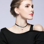 Krátky remienok na krk, čierny so strieborným príveskom kvetu