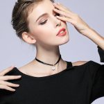 Krátky remienok na krk, čierny so strieborným príveskom kvetu