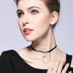 Krátky remienok na krk, čierny so strieborným príveskom kvetu