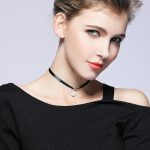 Krátky remienok na krk, čierny so strieborným príveskom kvetu