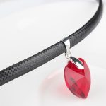 Kožený náhrdelník s príveskom srdiečka, Siam, zdobený kryštálmi Swarovski