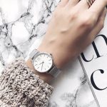 Dámske náramkové hodinky ploché, striebornej farby