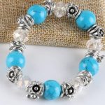 Náramok v štýle vintage s kvetmi a tyrkysovými korálkami