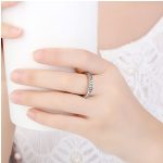 Strieborný prsteň so zirkónovými kamienkami, veľkosť 8