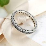 Strieborný prsteň so zirkónovými kamienkami, veľkosť 8