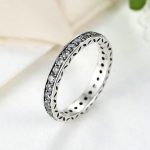 Strieborný prsteň so zirkónovými kamienkami, veľkosť 9